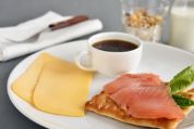 Ein eiweissreiches Frühstück mit Käse, Lachs und Kaffee. Ein eiweissreiches Frühstück mit Käse, Lachs und Kaffee.